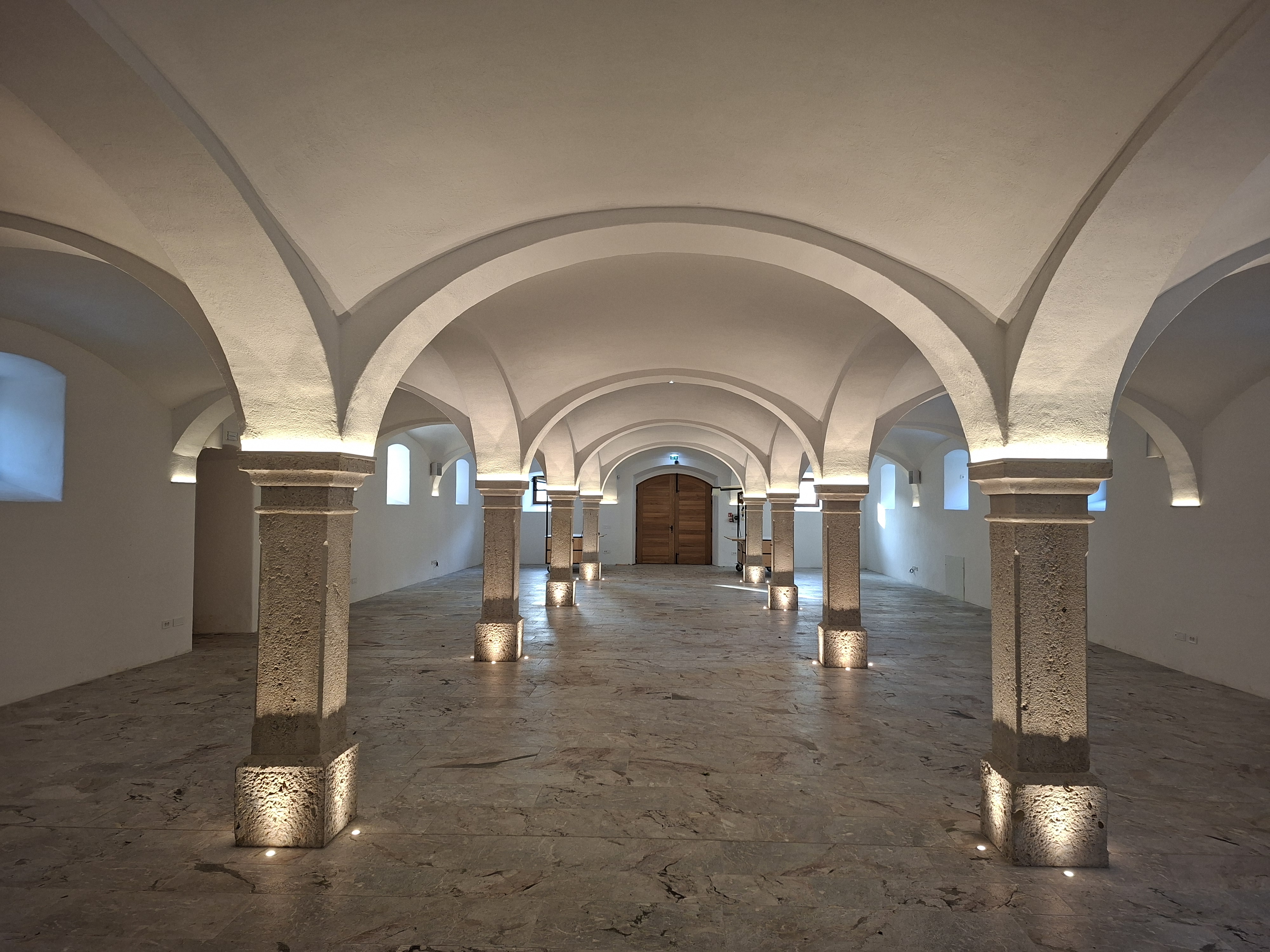 Dvorana pod Velbi, Dvorec Visoko